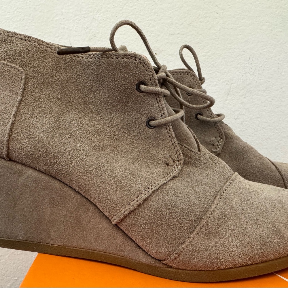 TOMS Women's Suede Lace-Up Wedge Shoes size 9.5